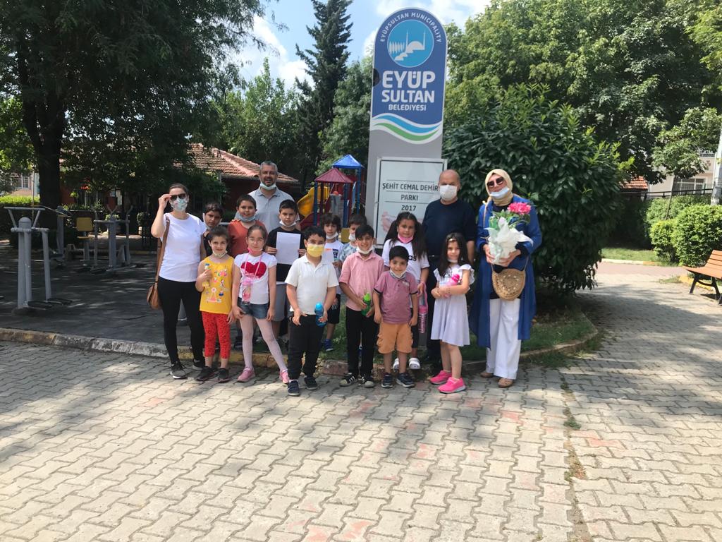 Öğretmen ve öğrencilerimizle 15 Temmuz Demokrasi Şehidimiz Cemal Demir'in evini ziyaret ettik.
<a href="/EyupsultanMem/">Eyüpsultan İlçe Millî Eğitim Müdürlüğü</a> <a href="/alperasimozer/">Alper Asım Özer</a>