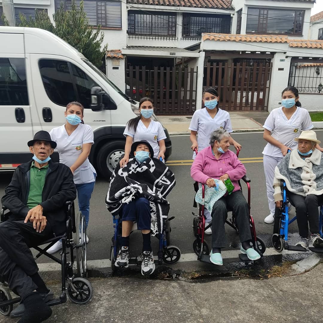 CristopherHogar's tweet photo. 🌄Nada como un paseo por el parque donde nuestros abuelitos realizan a diario ejercicios 💪de estiramiento para fortalecer su salud física🌺con el acompañamiento y la supervisión de nuestro personal profesional, 🤍👩‍⚕️ quienes están prestos a brindar el mejor servicio🌟🧓🏻👴🏼 https://t.co/BWIL9kaAHs