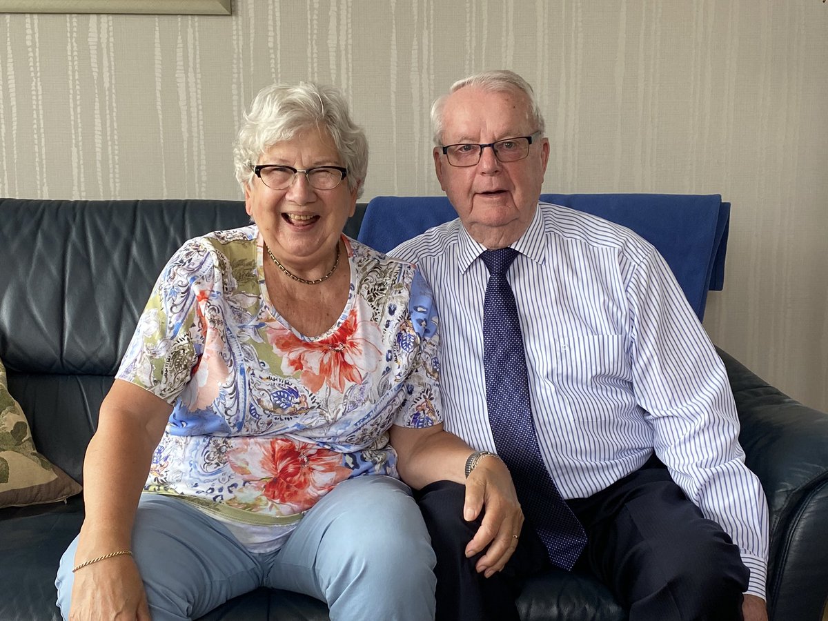 Dinsdag 13 juli mocht ik op bezoek gaan bij het echtpaar Verheijen-Mensink om hen namens de gemeente te feliciteren met hun 60-jarig huwelijk. Ze wonen op een van de mooiste plekjes in Kampen met uitzicht op de Buitenhaven en Koggewerf.