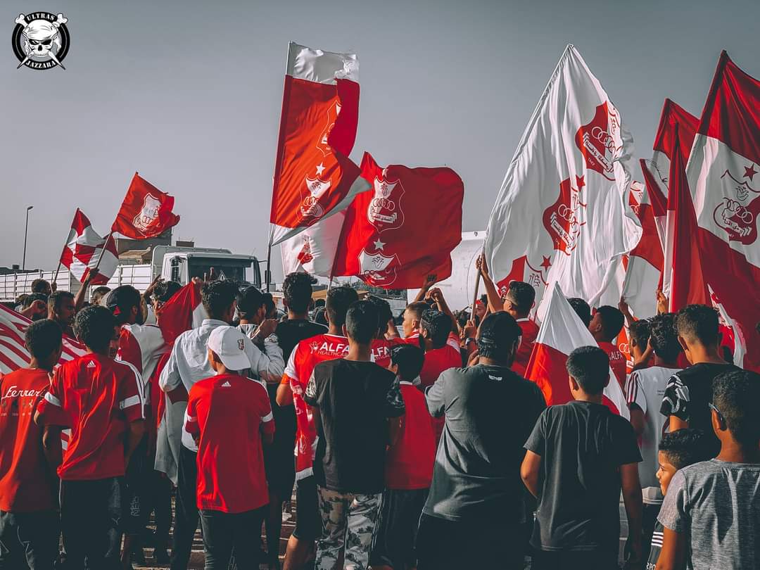 🔴 طقوها و جيبوها ⚪

📷 || أينما ذهبت فستجد شعب الأهلي ، و بما أن المجموعة جزء من هذا الشعب 🇦🇹 ، فستجد أفرادها بكل مدينة و كل منطقة ، و هذا جانب من استقبال أفراد المجموعة من أبناء قمينس لحافلة الفريق و هي متجهة صوب مدينة اجدابيا تحسباً للقاء الغد . ✊