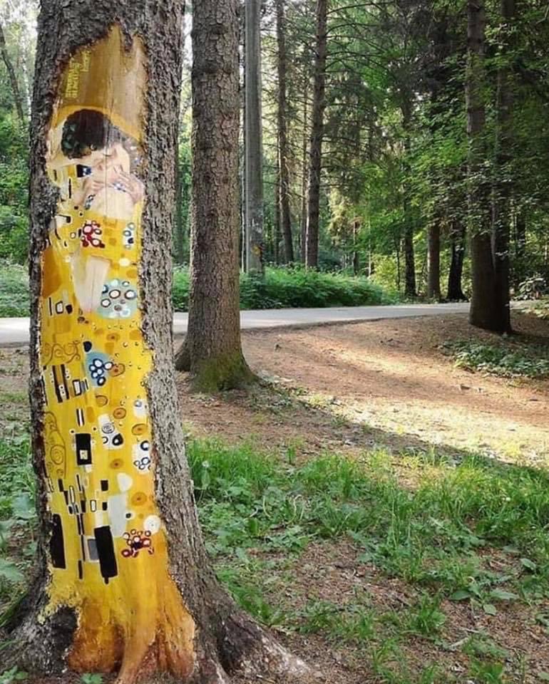 franch_laura's tweet photo. En un parque de Moscú... https://t.co/OJ8S3JxGPH