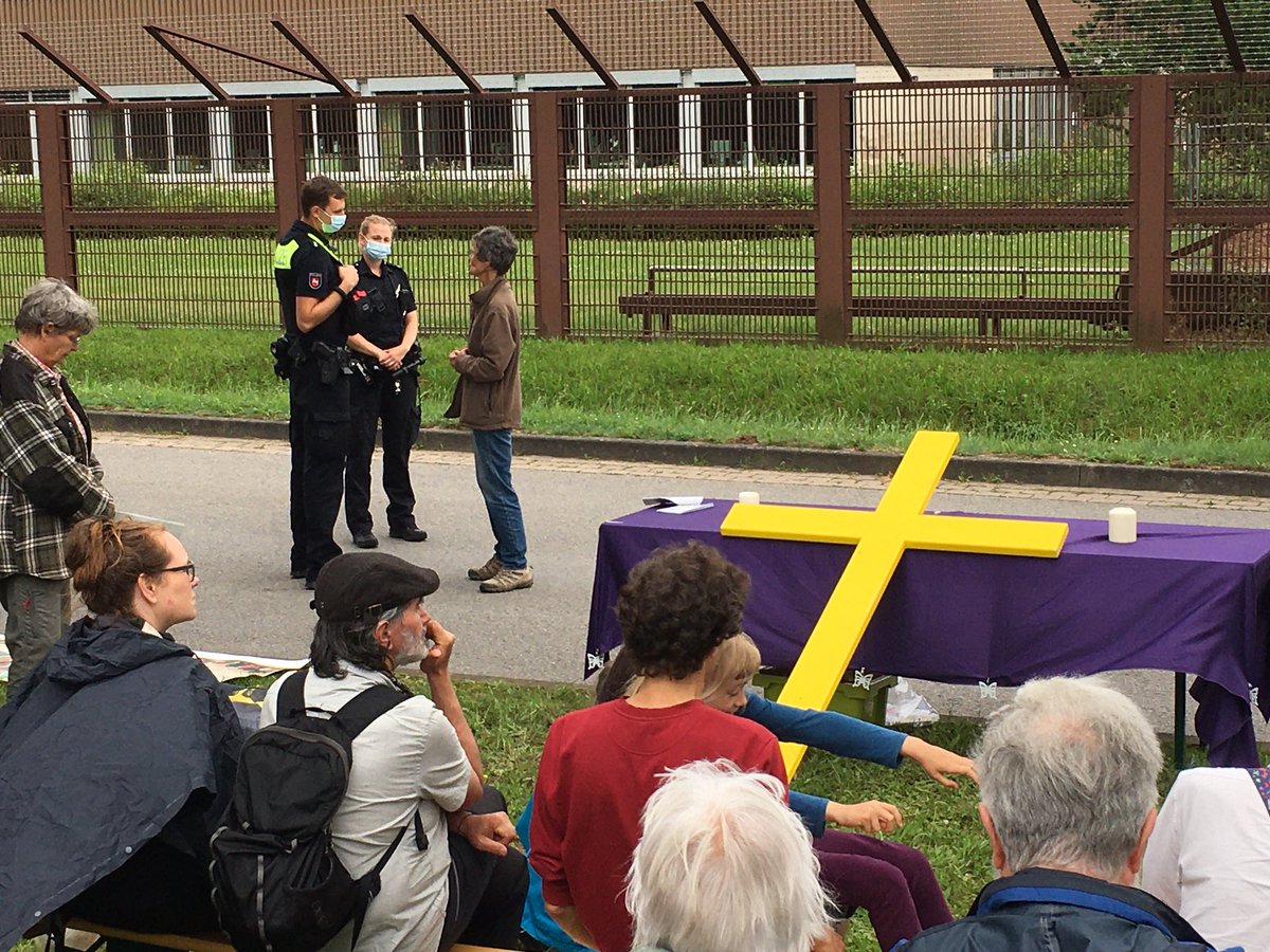 Theologin Conny spricht über #Repression und #polizeigewalt am AKW #Grohnde.
 
Die @Polizei_HM stört den Gottesdienst und drängen Teilnehmende dazu Personalien anzugeben.

Conny protestiert gegen das rechtswidrige Vorgehen und die Störung des Gottesdienst. 

#Polizeiproblem