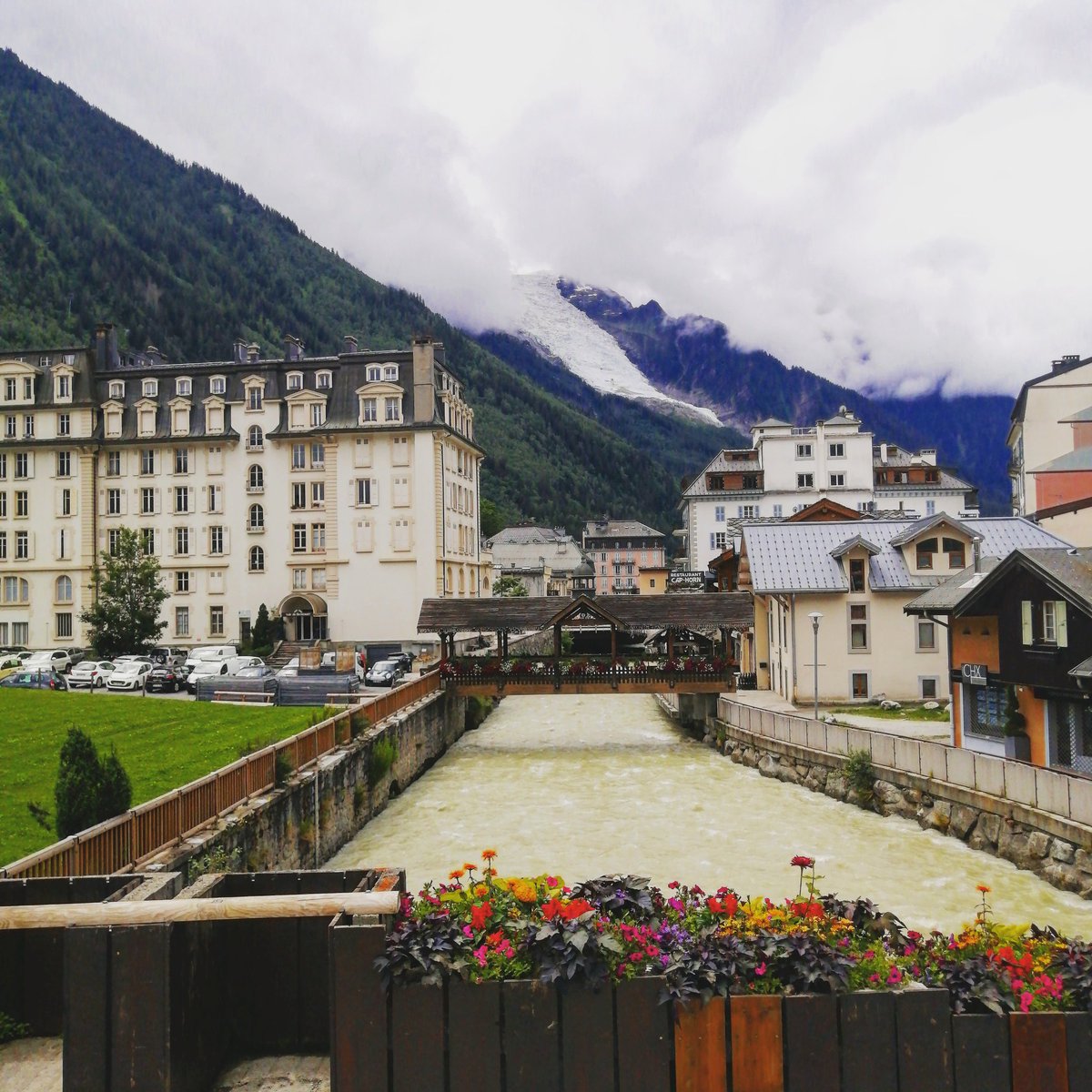 Our beautiful town 😍
〰️ 〰️ 〰️ 〰️ 〰️
Notre belle ville 😍
#chamonix #belle #ville #vuemontblanc #glacierbossons #larve #alpesfrancaises #massifdumontblanc #planair #voyage #explore #adventures #nature #desalpes #alpit #alps #montblanc #montagnes #hautesavoie #xcchamonix