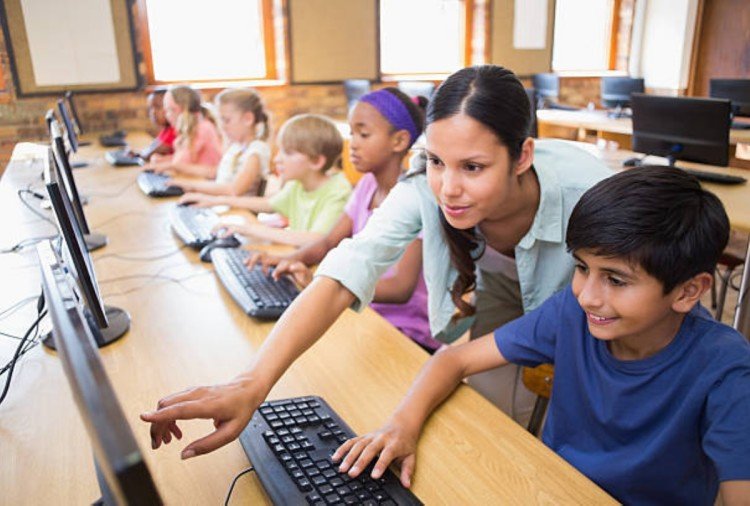 Компьютер для школьника. Studying in a group. Очки вр для образования. Люди на конференции со спины. Professional education.