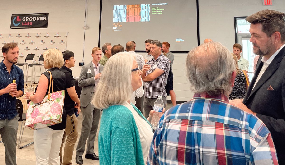 Gotta love seeing people make connections🙌🏼 Lots of valuable info shared at VC Huddle: Extended last night! Thank you to all who attended as well as the panelists! Special thanks to the panel moderator Rob Gerlach!