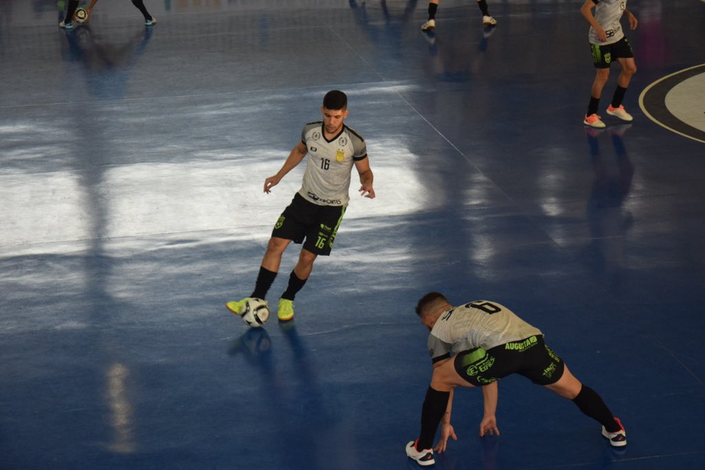 lnfontime's tweet photo. @assoeva também aquecendo para o duelo com o @jecfutsal, às 16h, com transmissão ao vivo da LNFTV ➡️ https://t.co/0lv7OC5vCB
#LNF2021 #ASSxJEC
📷 Roni Müller/ Assoeva Futsal https://t.co/rv6e2UiLCE