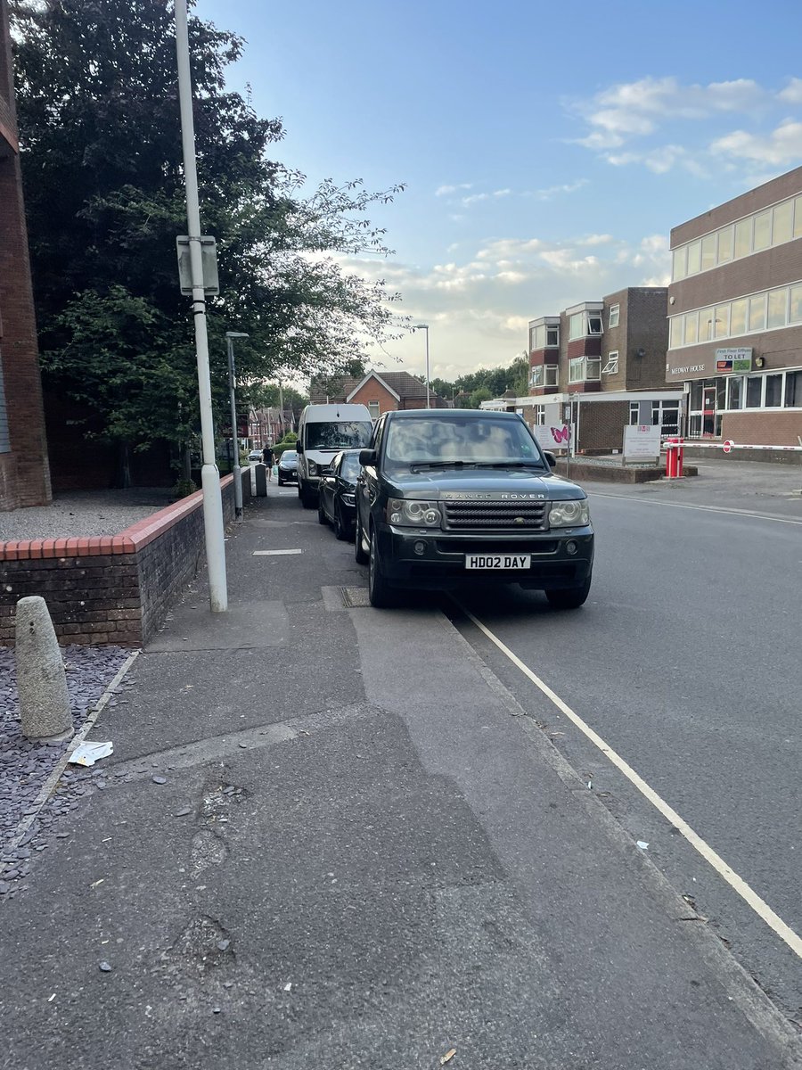 bobajobtaylor's tweet image. Lovely to see the considerate parking along Cantaloupe Road and then an unpleasant grassy smelling walk down Institute Walk @MidSussexPolice @InspectorDarren