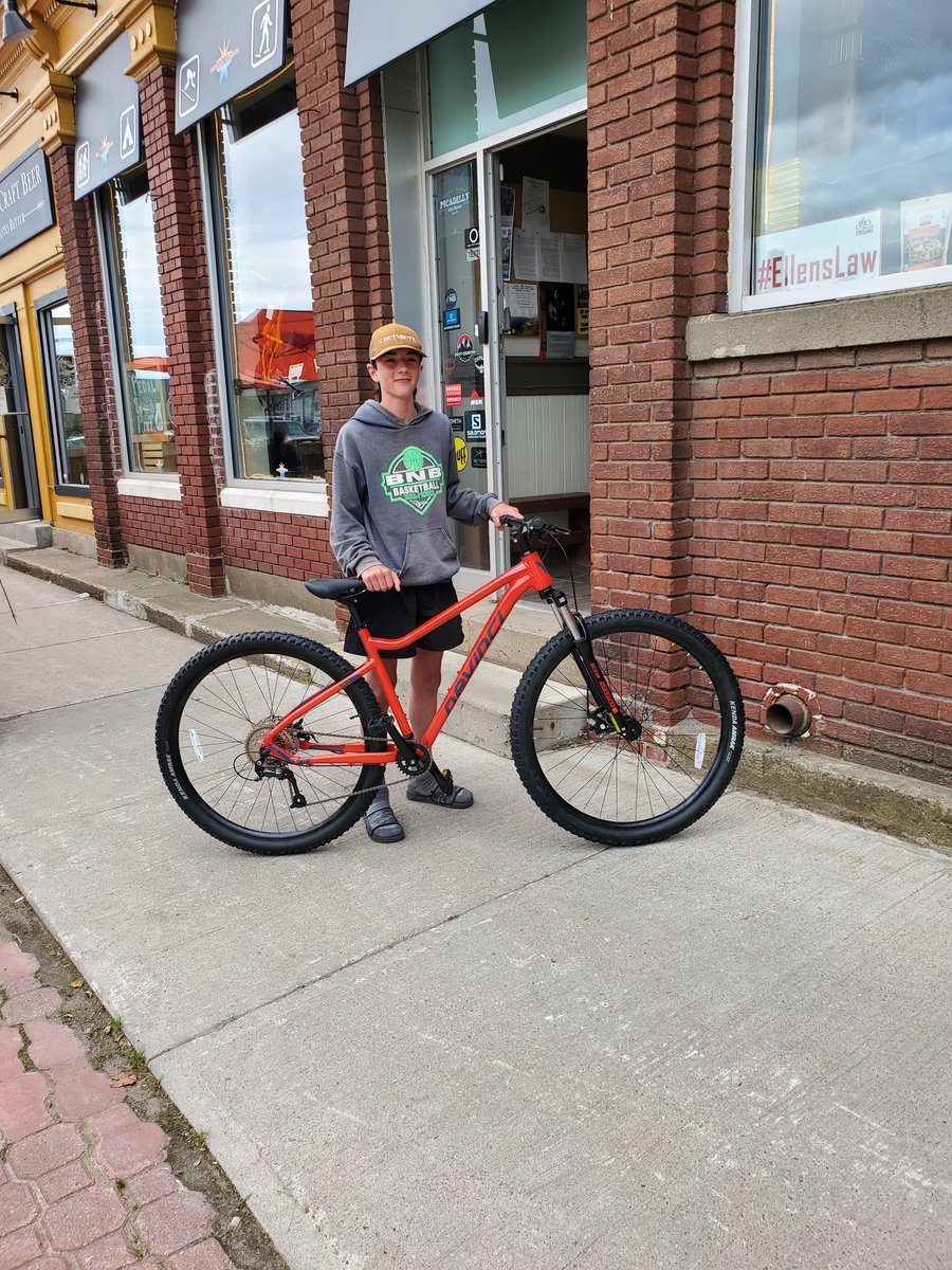 becalou78's tweet photo. @Stana_Katic #WhatMakesUHappy As a single mom of 2 boys the younger one rarely gets new, especially bikes or skis. He gets hand me downs. Not this time. I worked hard to get him a new bike & he is so stoked
#DevinciBikes #Riff #MountainBiking #GetRiding #OutdoorElements #HappyBoy https://t.co/W5HxIxqSTk