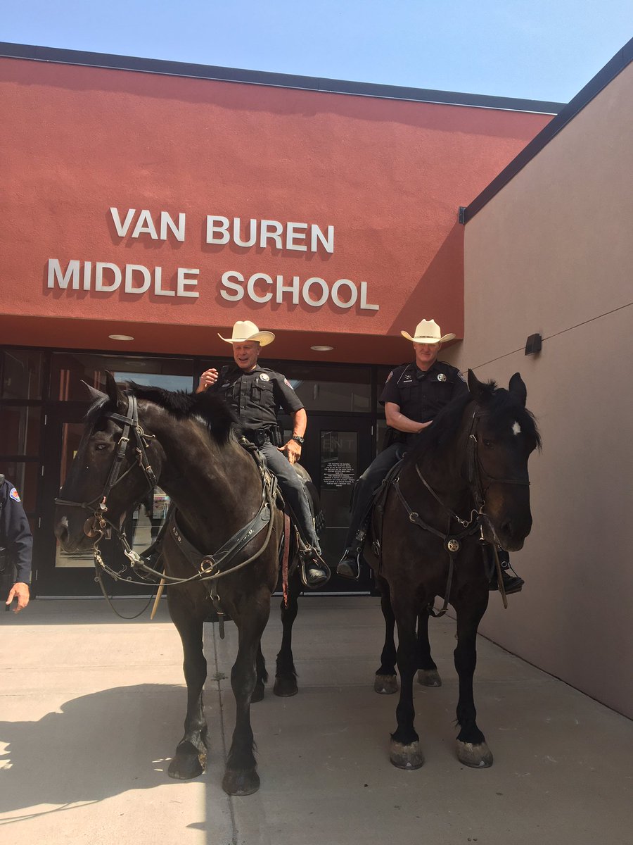 We had the beauties at our door Step today! #GoodNeighbor @APSLZ1 <a href="/ABQschools/">Albuquerque Public Schools</a> <a href="/ABQPoliceChief/">APD Chief of Police</a> #cowboycops It was one heck of an interview experience #mountedpatrol  talk about MASSIVE!