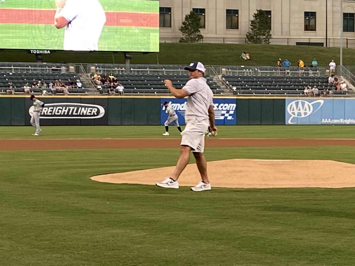 WU_Bulldogs's tweet photo. National champion David Nash, who threw the only complete game in the @NCAADII World Series, throwing out the first pitch at the @KnightsBaseball game!

#OneDog https://t.co/UbW9sORGcB
