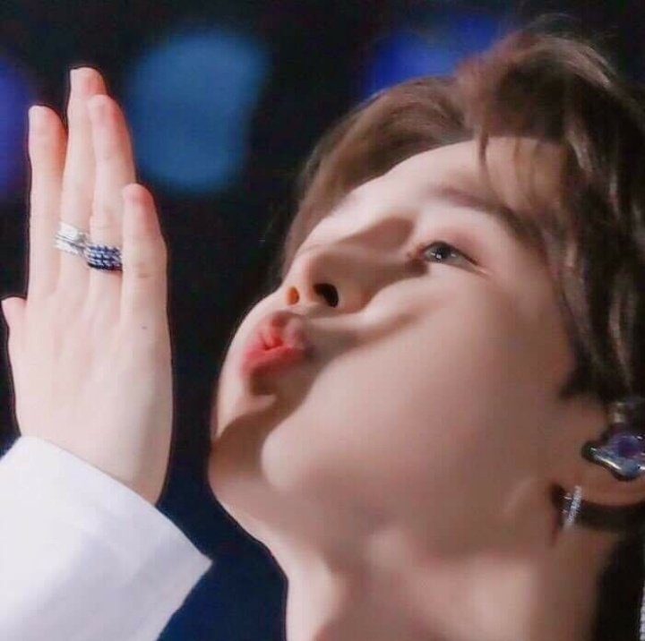 KailanySmia1's tweet photo. O Jimin é uma pessoa incrível e cheio de luz, tudo que ele merece é amor e carinho, eu só queria poder proteger ele. 🥺💜

#JiminWeLoveYou 
#jiminiloveyou 
#jiminperfect 
#Jiminie
@BTS_twt https://t.co/MJeetNDfIN