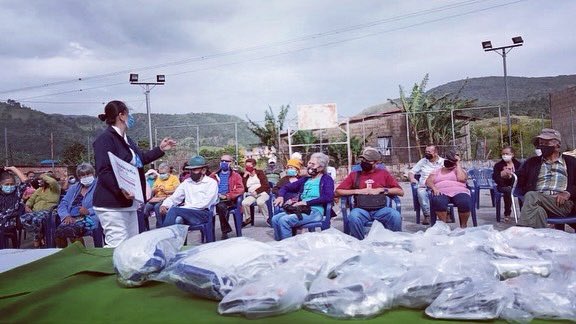 laidygomezf's tweet photo. #14Jul @GobiernoTachira atiende con asistencia epidemiologica y vitaminas, a vecinos de la comunidad #ElTejar 

@Corposalud_tach continúa con los programas de salud pública, haciendo resistencia al COVID👆🏻 https://t.co/7nep3rdYTl