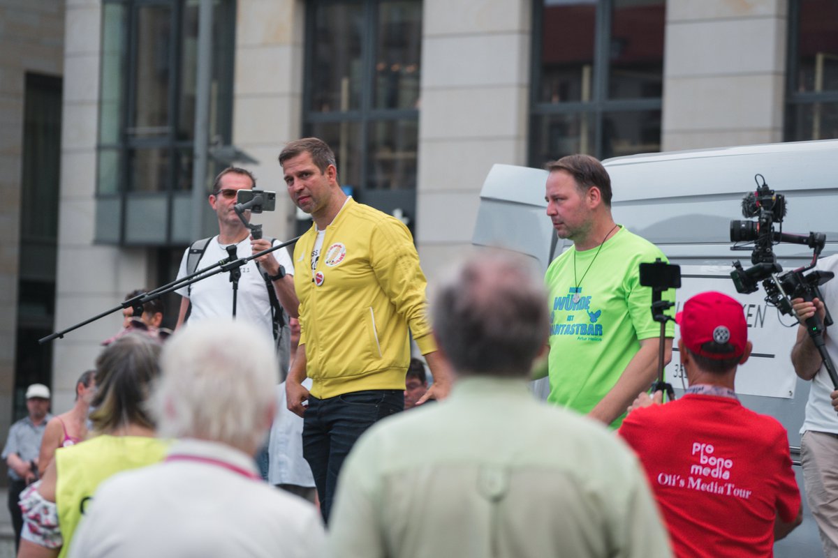 vuecritique's tweet photo. Nachdem Hauptredner zu #DD1307 Bodo #Schiffmann mit Teilen seiner Rede die Aufmerksamkeit der gesamten TN auf uns richtete, folgte kurz darauf ein sexuellen Übergriff durch eine TN.
Auch Rapper Björn Banane sowie viele Streamer aus dem QD-Umfeld waren gestern in #Dresden Vorort. https://t.co/7rW1XTykHo