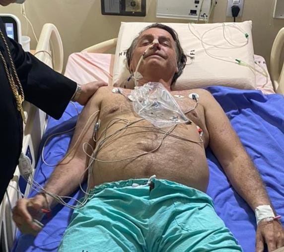 "Volveremos pronto, si Dios quiere", publicó en twitter el presidente de Brasil, Jair Bolsonaro, junto a su fotografía en la cama del hospital, donde está internado por una afección abdominal.
subrayado.com.uy/bolsonaro-inte…