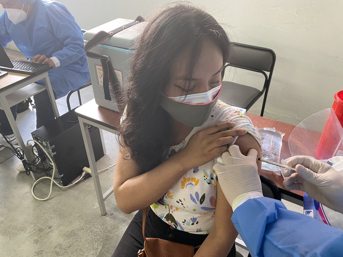 UTEoficial's tweet photo. #LaUTEteVacuna | Esta tarde continuamos con el proceso de vacunación a nuestros estudiantes de #Quito.

😀Te esperamos HOY, estaremos muy felices de verte.

⏩La @UTEoficial te vacuna 🙌 https://t.co/SLrXk2Hqvt