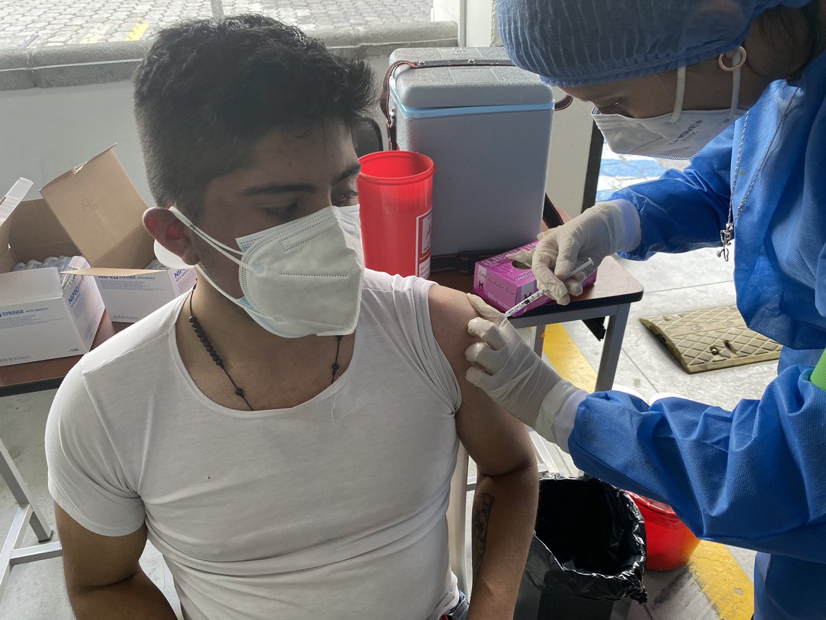 UTEoficial's tweet photo. #LaUTEteVacuna | Esta tarde continuamos con el proceso de vacunación a nuestros estudiantes de #Quito.

😀Te esperamos HOY, estaremos muy felices de verte.

⏩La @UTEoficial te vacuna 🙌 https://t.co/SLrXk2Hqvt