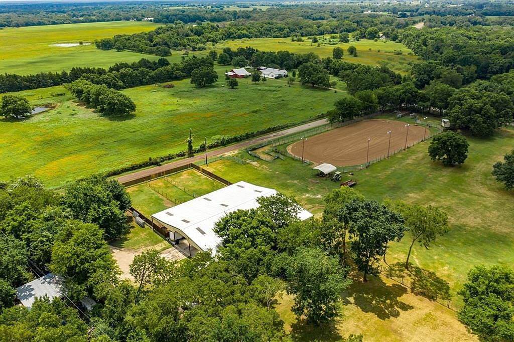 TxHorseProperty's tweet photo. MEXIA, CENTRAL TEXAS. 10.5 acres, 9000 sf metal barn w/ 1200 sf 2/2 living quarters, 3 stalls w/water & 90' runs, upstairs storage/flex space, 2 rollup doors. Lighted arena, automatic chute, announcers stand. $369K #txhorseproperties #mexiatx #centraltexas https://t.co/CltgZWNje2 https://t.co/rbuG1AuOkq
