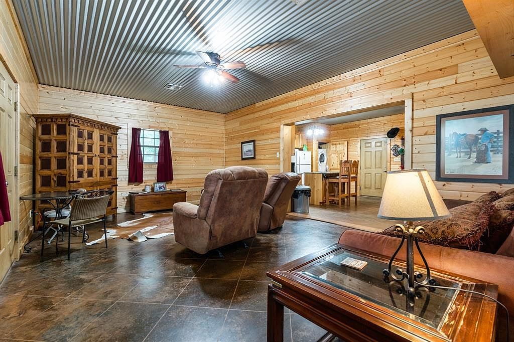 TxHorseProperty's tweet photo. MEXIA, CENTRAL TEXAS. 10.5 acres, 9000 sf metal barn w/ 1200 sf 2/2 living quarters, 3 stalls w/water & 90' runs, upstairs storage/flex space, 2 rollup doors. Lighted arena, automatic chute, announcers stand. $369K #txhorseproperties #mexiatx #centraltexas https://t.co/CltgZWNje2 https://t.co/rbuG1AuOkq