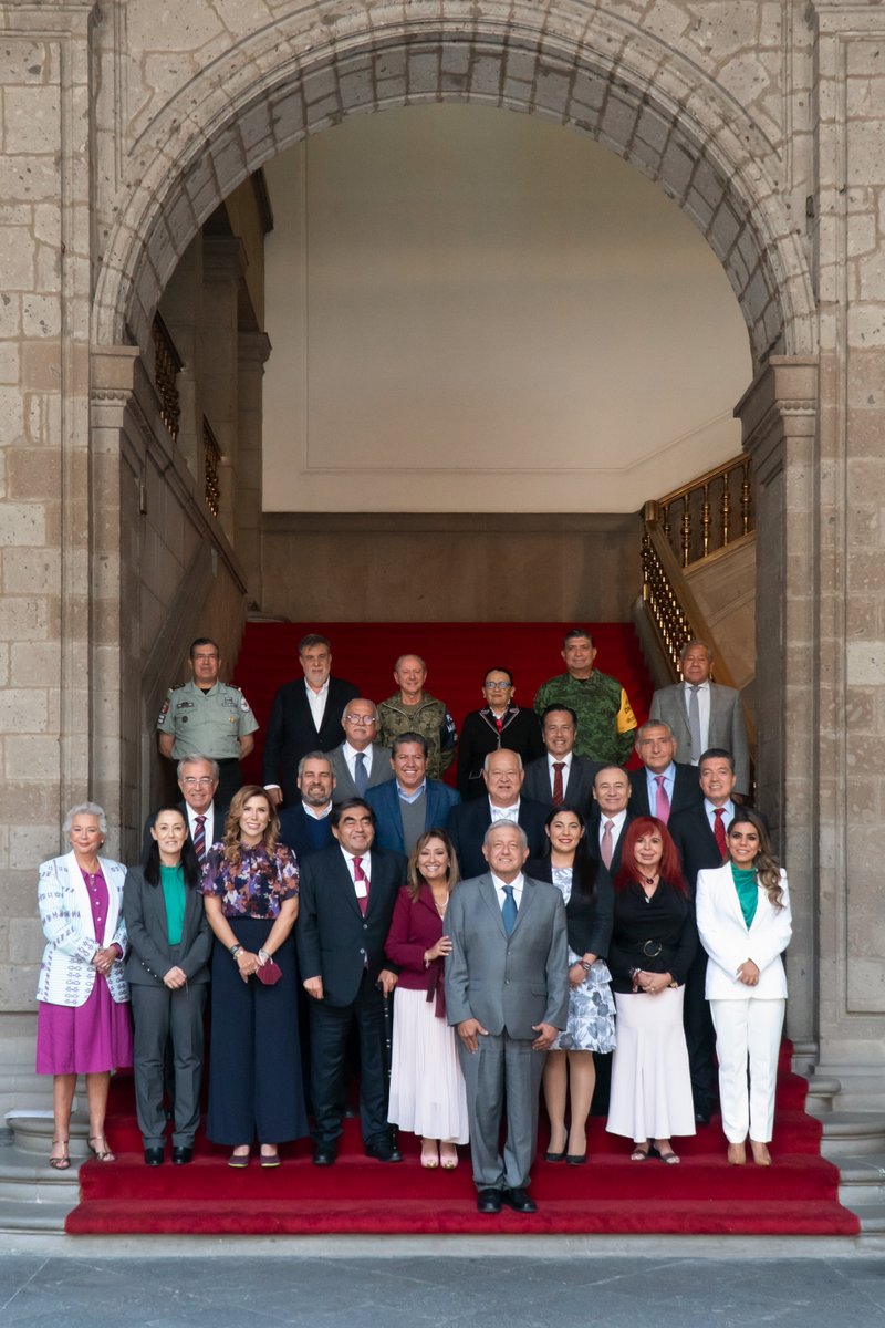lopezobrador_'s tweet photo. Nos reunimos, integrantes del Gabinete de Seguridad, con 16 gobernadoras y gobernadores electos y en funciones. Establecemos acuerdos para intensificar acciones y vivir en plena paz. Lo mismo haremos con los otros 15 mandatarios estatales del país. https://t.co/9rxIacY4hA