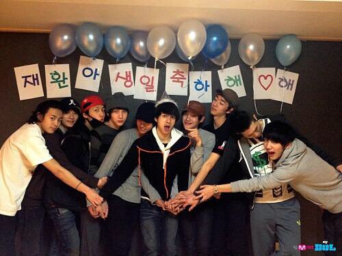 GuguvixxArchiev's tweet photo. Now look at this 😭 #Mydol #vixx https://t.co/UixqrSeAeC