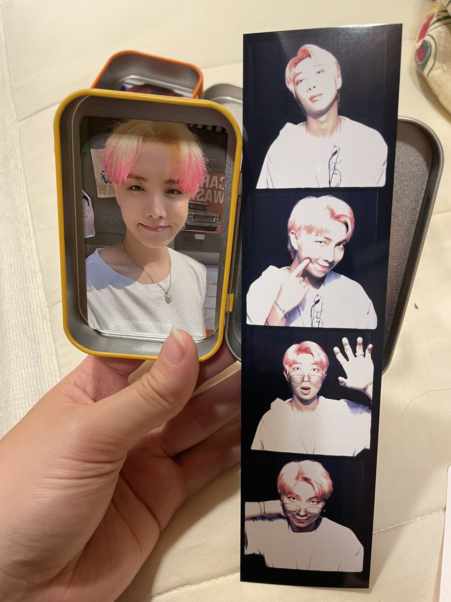 beeba1795's tweet photo. Butter set arrived today and AHHHH 2 Hobi cards, Jimin card + “message from Jimin”, jk card + “message from jk”, and joonie photo booth pics 🥺🥺🥺💗💗💗 #PermissionToDance #ButterCDOutNow #Butter7thNo1OnHot100 https://t.co/6MjFKJxuq9