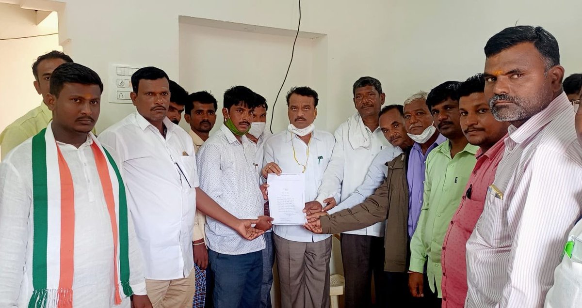 IncSavanur's tweet photo. ಸವಣೂರ ಬ್ಲಾಕ್ ಕಾಂಗ್ರೆಸ್ ವತಿಯಿಂದ ಹುರಳಿಕುಪ್ಪಿ ಜಿಲ್ಲಾಪಂಚಾಯತ ಕ್ಷೇತ್ರದ ವ್ಯಾಪ್ತಿಯ ಕುಣಿಮೆಳ್ಳಿಹಳ್ಳಿ ಗ್ರಾ ಪಂ ಯ ಜಬೀರಹ್ಮದ ನದಾಫ್ ತಂದೆ ಕೋವಿಡ್ ನಿಂದ ಮೃತರಾದ ಅವರು ಕುಟುಂಬದವರಿಗೆ ಸಾಂತ್ವನ ಹೇಳಿ ಅವರ ಕುಟುಂಬಕ್ಕೆ ಸರ್ಕಾರವು ೫ ಲಕ್ಷ ಪರಿಹಾರವನ್ನು ಒದಗಿಸಬೇಕೆಂದು ಒತ್ತಾಯಿಸಲು 
ಅರ್ಜಿ ಪಡೆಯಲಾಯಿತು 
#CongressSahayaHasta https://t.co/iwZAuTUtd4