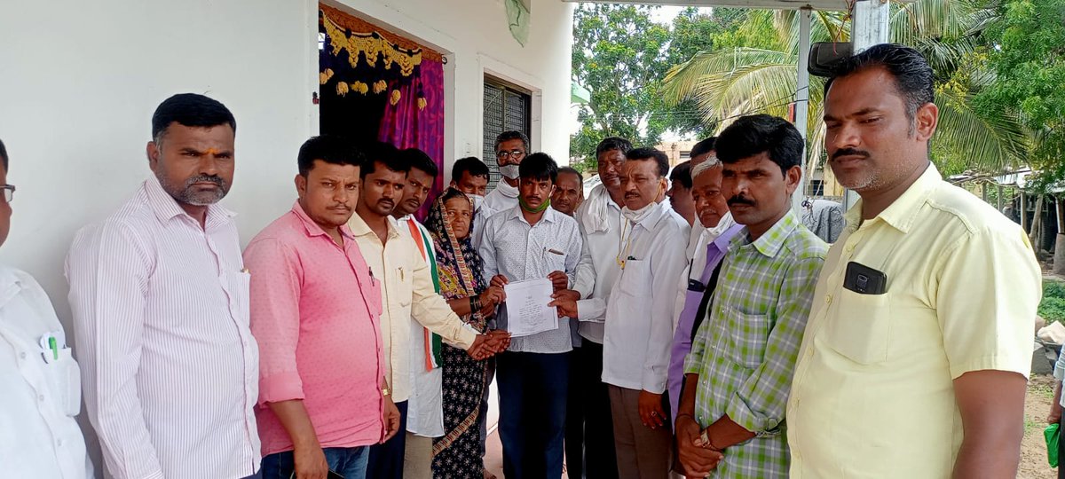 IncSavanur's tweet photo. ಸವಣೂರ ಬ್ಲಾಕ್ ಕಾಂಗ್ರೆಸ್ ವತಿಯಿಂದ ಹುರಳಿಕುಪ್ಪಿ ಜಿಲ್ಲಾಪಂಚಾಯತ ಕ್ಷೇತ್ರದ ವ್ಯಾಪ್ತಿಯ ಕುಣಿಮೆಳ್ಳಿಹಳ್ಳಿ ಗ್ರಾ ಪಂ ಯ ಜಬೀರಹ್ಮದ ನದಾಫ್ ತಂದೆ ಕೋವಿಡ್ ನಿಂದ ಮೃತರಾದ ಅವರು ಕುಟುಂಬದವರಿಗೆ ಸಾಂತ್ವನ ಹೇಳಿ ಅವರ ಕುಟುಂಬಕ್ಕೆ ಸರ್ಕಾರವು ೫ ಲಕ್ಷ ಪರಿಹಾರವನ್ನು ಒದಗಿಸಬೇಕೆಂದು ಒತ್ತಾಯಿಸಲು 
ಅರ್ಜಿ ಪಡೆಯಲಾಯಿತು 
#CongressSahayaHasta https://t.co/iwZAuTUtd4