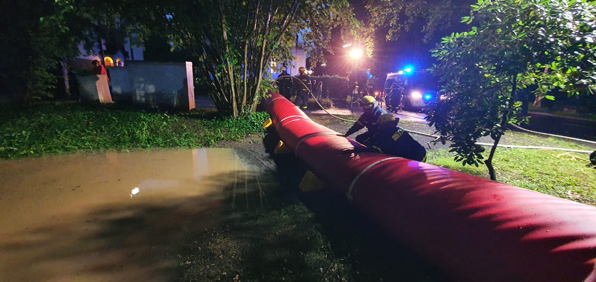 FeuerwehrBonn's tweet photo. Impressionen aus der Brunnenallee in Bad Godesberg. Durch das mobile Hochwasserschutzsystem soll das Wasser aus der Innenstadt herausgehalten werden.
Dank an das @THWLeitung für die Unterstützung!
#EinsatzfuerBonn #Bonn112 https://t.co/4Y0118gS6H