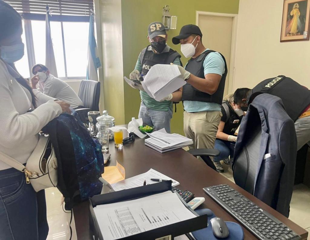 FiscaliaEcuador's tweet photo. Dicha investigación gira en torno a la adquisición de insumos médicos y medicamentos con presunto sobreprecio, en el contexto de la pandemia por #Covid_19. En el allanamiento se levantaron indicios. #FuerzaDeTarea #FiscalíaContraElDelito https://t.co/MxoSP4Mz8T