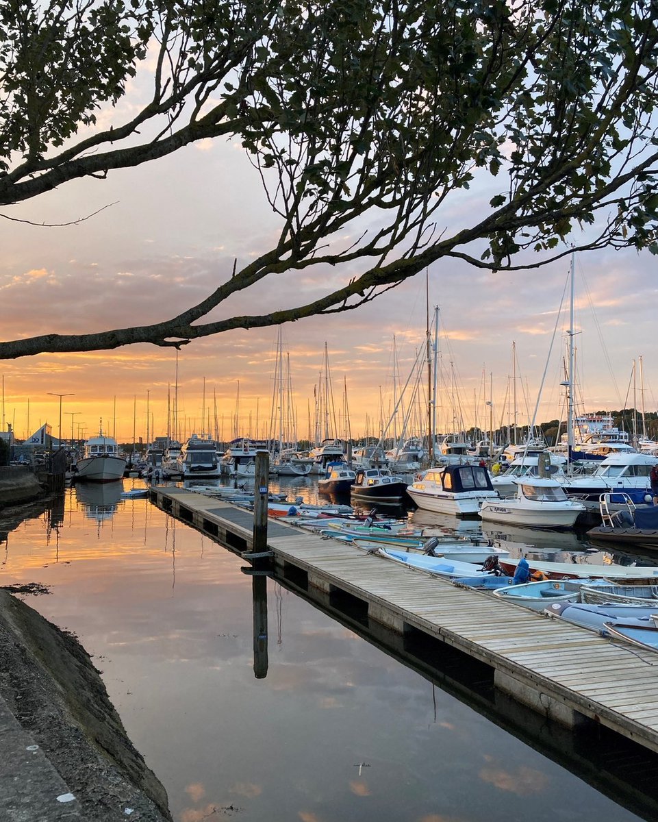 Lymington sunset 😍
#coastalliving #lovewhereyoulive #sunset #ymington