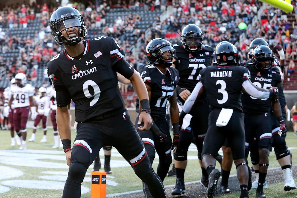 jacksonbrown_77's tweet photo. Wow! After a great conversation with @MikeDenbrock I’m thankful to receive an offer from the University Of Cincinnati! @CoachFick @CrookUC @RBCoachPaige @GinoGuidugli @Im_MikeB @PatLambert13 @BrandonHuffman @adamgorney @GregBiggins @coachjosephmar @2Ddavis https://t.co/JgAY0Y0IVo