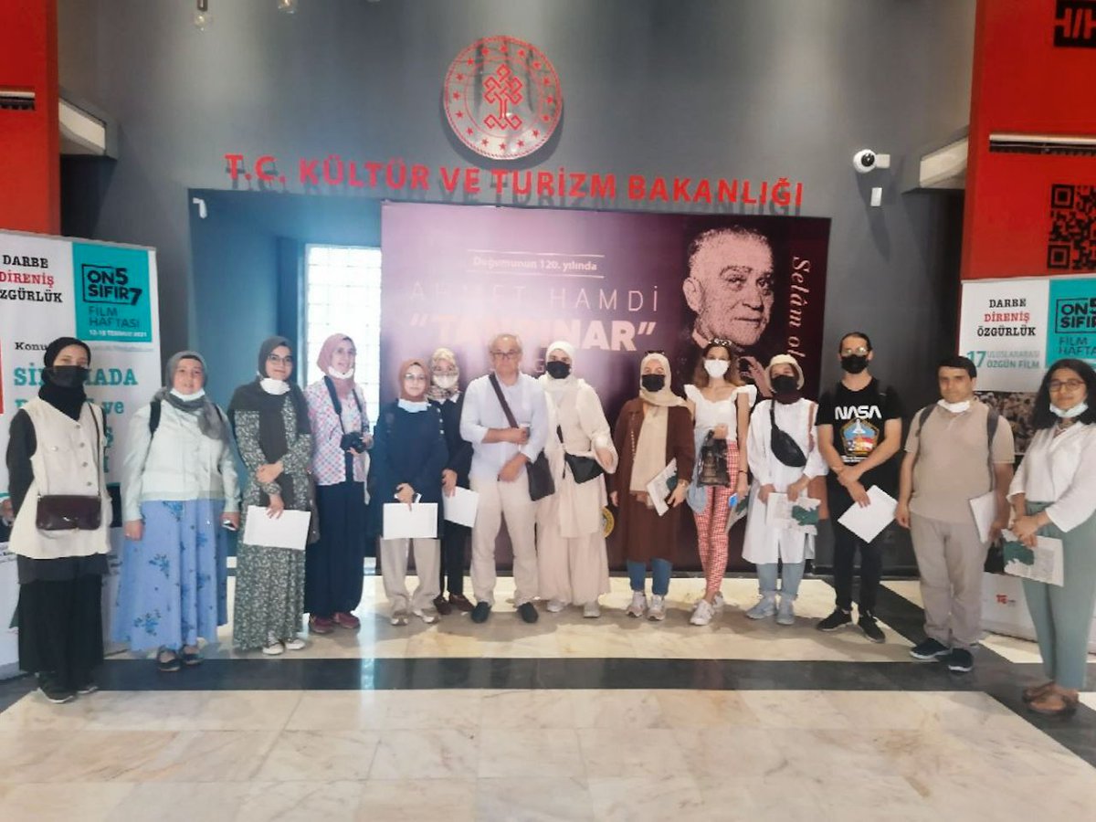 GencFsmvu's tweet photo. Kıymetli @alisukrucoruk hocamız rehberliğinde "Doğumunun 120. Yılında Ahmet Hamdi Tanpınar" sergisini gezdik. Bu güzel program için Ali Şükrü hocamıza, sergide emeği geçen herkese ve katılan arkadaşlara teşekkür ederiz. @BeyogluBld @iktm34 @iuturkiyat @Fsmvusks @Fsmvuedebiyat https://t.co/pBGYZz0QgG