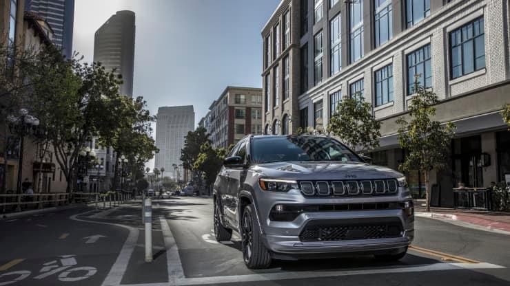 CNBC's tweet photo. Jeep unveils the 2022 Compass SUV ahead of its EV push — take a look. https://t.co/hrujPF775n https://t.co/nhSVGNtZ3t