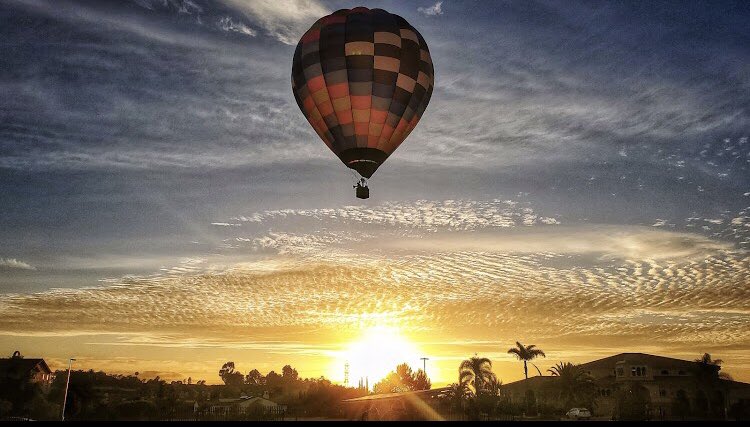 sd_checklist's tweet image. Enjoy a bird’s eye view from the beautiful coastline to the high rises in downtown while relaxing and sipping champagne. San Diego has amazing viewpoints from beautiful golf courses to coastal canyons. Dm for more info! #hotairballoonrides 🎈#travel  #adventure #sandiego