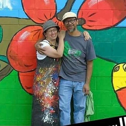 rayuelagt's tweet photo. #AyudaSocial Ronal Carrillo, amigo artista, fundador de la Escuela de Niños Pintores Frida Kahlo y creador de la fachada de Rayuela nos necesita. Apelamos a la comunidad de Rayuela para ayudar a su familia a conseguir los medicamentos y el oxígeno que necesita 🙏 https://t.co/kpdDh172LR