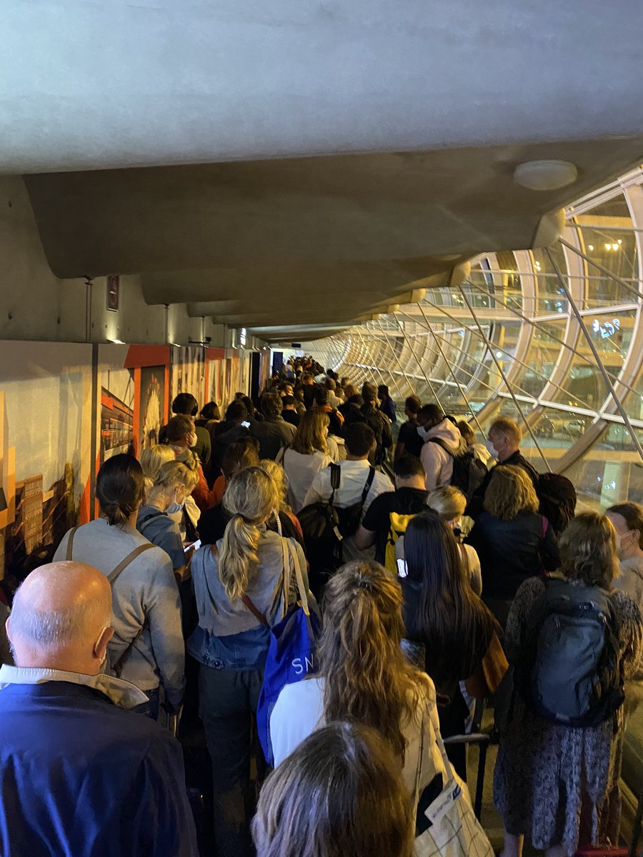 lpaitel's tweet photo. .@ParisAeroport @GroupeADP pensez vous que les contrôles Covid à la descente de l’avion nécessitent de se mettre dans des situations interdites où on se retrouve avec d’autres vols à attendre serrés comme des sardines dans un petit couloir du 2F?? https://t.co/8ALYe3d4K6