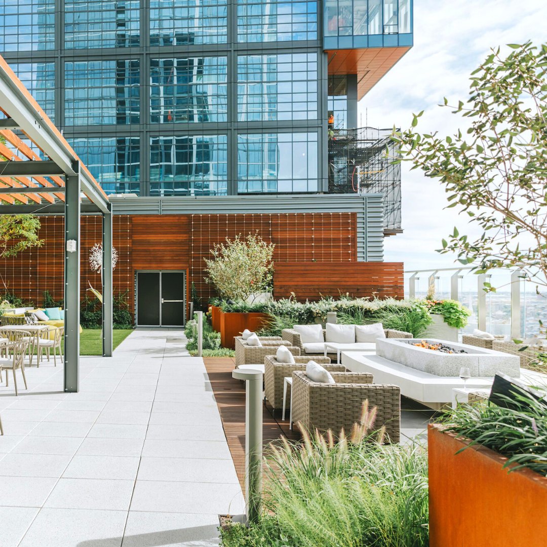hub50house's tweet photo. Your outdoor oasis awaits... #SkylineDeck

#rooftopseason #luxuryamenities #Hub50House #ApartmentHunting #BostonApartments #NewApartment https://t.co/1vfaer2Lk1