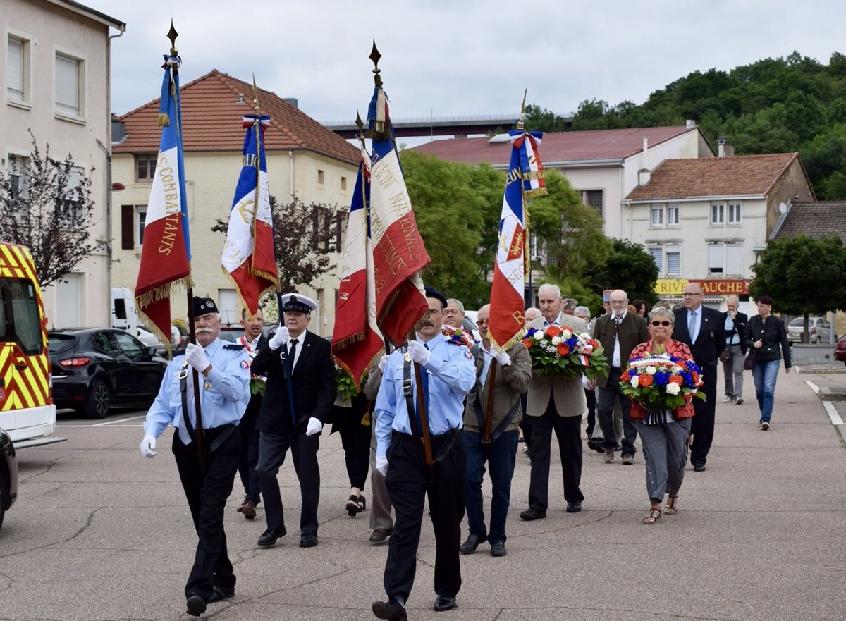XavierPalu2022's tweet photo. #14JUILLET
Joyeuse fête nationale à toutes et tous !
J’adresse une pensée à l’ensemble de nos forces, honorées ce jour et qui au quotidien œuvrent tous les jours pour nous protéger, en France comme à l’étranger.
#Circo5403 #Rehon #Cosnes #Lexy #Longlaville #MercyleBas https://t.co/QSBnCGy2On