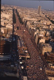 Célébrer le 14 juillet, une journée symbolisant les valeurs qui ont changé le monde: liberté, égalité, fraternité pour tous.
Celebrate July 14th, a day symbolising values that changed the world: liberty, equality and fraternity for all.