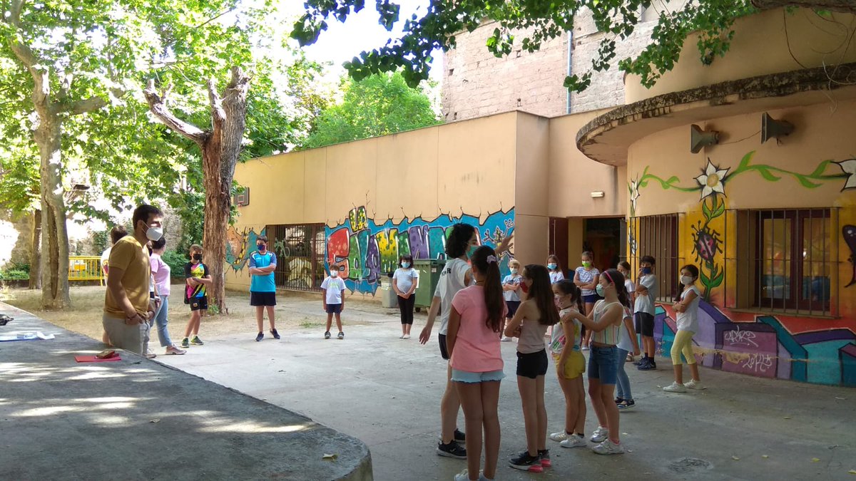 SalamandraJoven's tweet photo. 🤩Muchas gracias @ACaminum por colaborar siempre con @SalamandraJoven y compartir una tarde de juegos en la XV #semanajovensigüenza2021 #juventudSigüenza  @AytoSiguenza @juventudclm https://t.co/bTYWwk4JxH