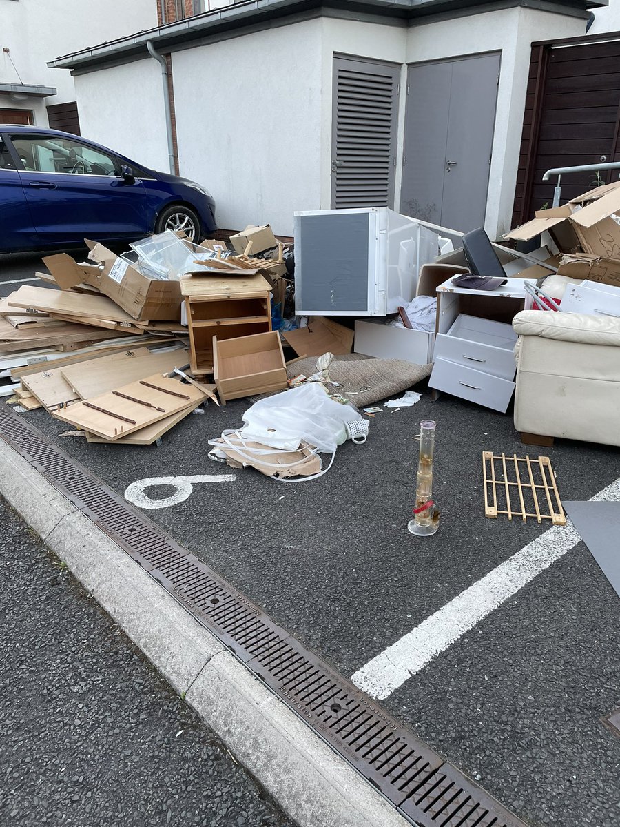 EndASBinJesmond's tweet photo. Sadly more  #Studentslums #EndASBinJesmond @UniofNewcastle @NorthumbriaUni, @NewcastleCC @ChronicleLive @NCC_Leader @JesmondStella Back of Grosvenor Rd/Cav Place. Why do residents have to put up with this?! https://t.co/ARcE67yAJm