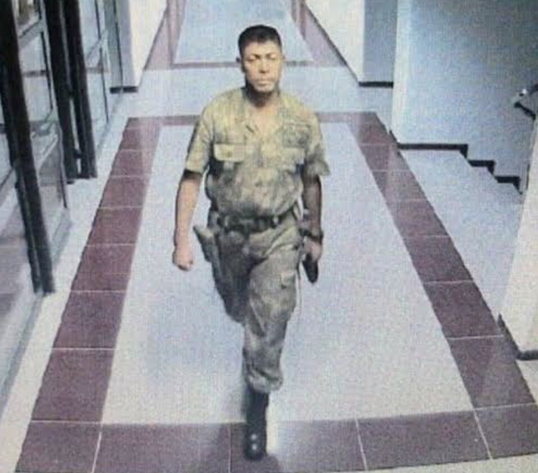 15 Temmuz, millet olma şuuruyla vatanına sahip çıkan insanların, gasbettiği silahlara güvenen alçakları çıplak elleriyle boğmasıdır.
#15Temmuz, ‘Çanakkale geçilmez’ inancının ‘bu milletin bileği bükülmez' gerçeğiyle taçlandırılmasıdır.
#TürkiyeGeçilmez