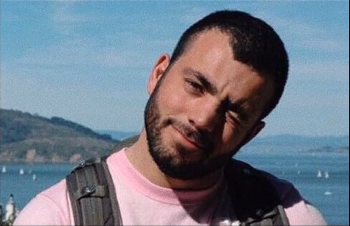 Ahmet Yıldız, 13 sene önce bugün babası tarafından Lgbti+ bireyi olduğu için öldürdü. Katil baba Yahya Yıldız 13 yıldır yakalanamıyor. Unutmayacak, unutturmayacağız! Işıklar içinde uyu #AhmetYıldız