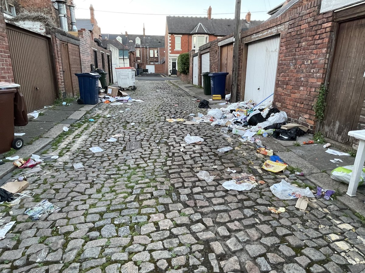 EndASBinJesmond's tweet photo. And so the Manor House Rd/Valley View filth continues… #StudentSlums #RewildingJesmond #Rottingfood @UniofNewcastle, @NorthumbriaUni, @NewcastleCC, @ChronicleLive @NCC_Leader @JesmondStella https://t.co/W5WciaoU95