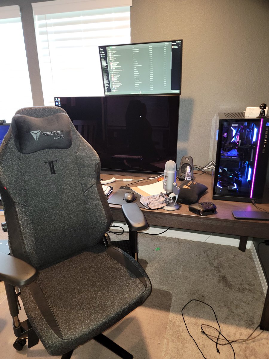 bigt4yah's tweet photo. #Secretlab https://t.co/KnrLQJgqAS