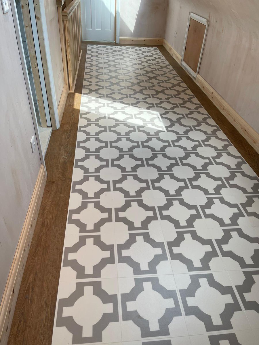Simplefloorsuk's tweet photo. One of our projects in Croydon, installing @hmflooring Parquet colour Stone with M-series English Oak Border to the top landing. Dressing room is next using this design. 
#flooring #lvt #harveymaria #neishacrosland #simplefloorsuk #croydon #designfloors https://t.co/JEc9FAnETN