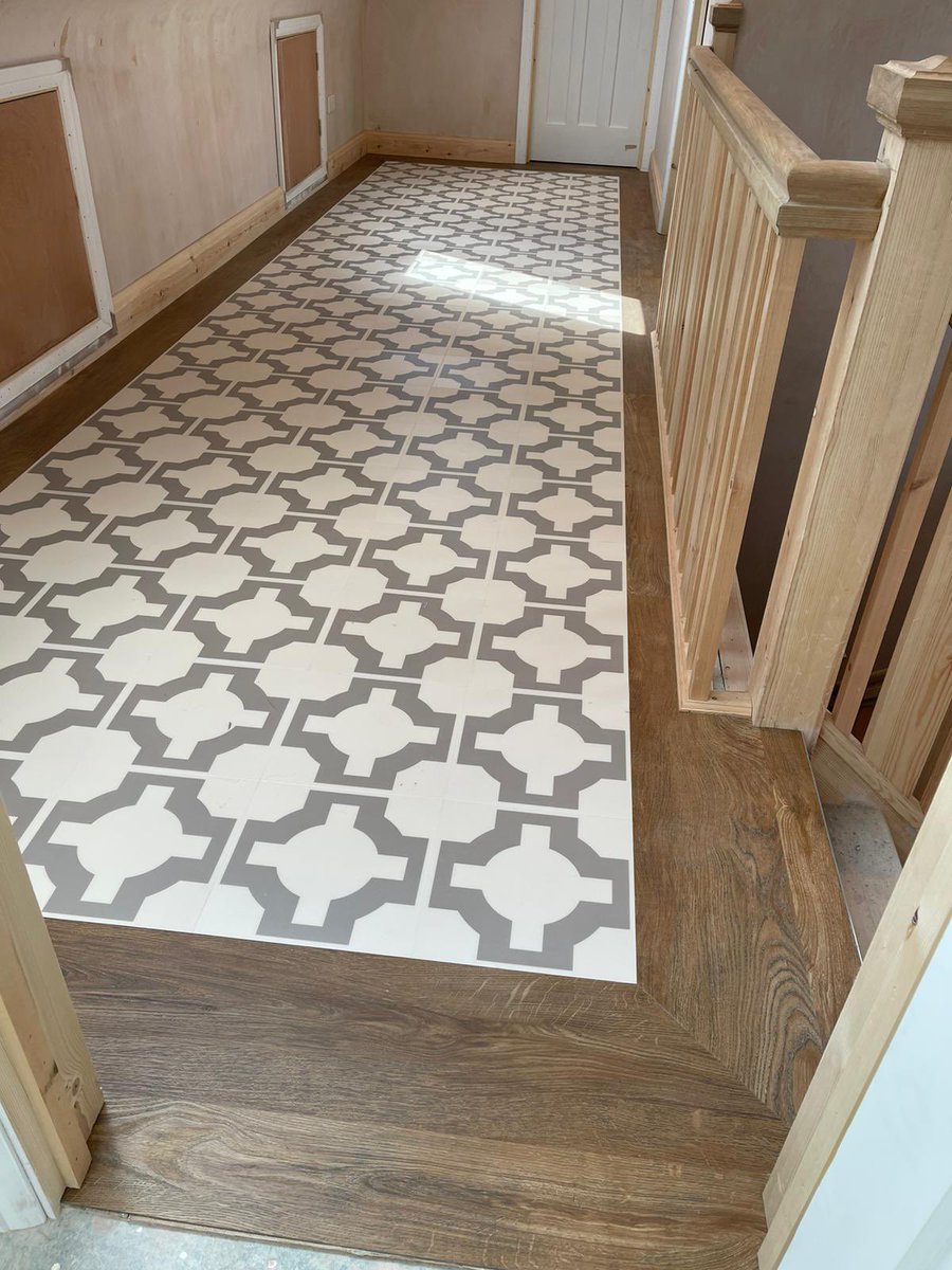 Simplefloorsuk's tweet photo. One of our projects in Croydon, installing @hmflooring Parquet colour Stone with M-series English Oak Border to the top landing. Dressing room is next using this design. 
#flooring #lvt #harveymaria #neishacrosland #simplefloorsuk #croydon #designfloors https://t.co/JEc9FAnETN