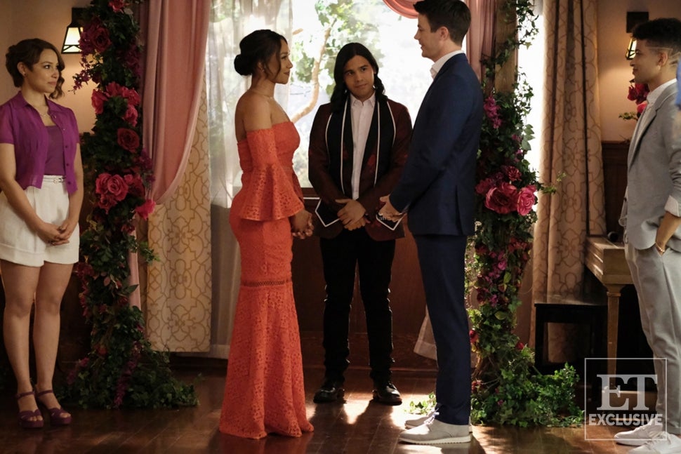 GrantGustinBRA's tweet photo. Finalmente vem aí! A ET liberou com exclusividade imagens de Barry e Iris renovando seus votos de casamento no episódio 7x18 "Heart of the Matter, Pt 2" de The Flash. https://t.co/9YAxwL8H18
