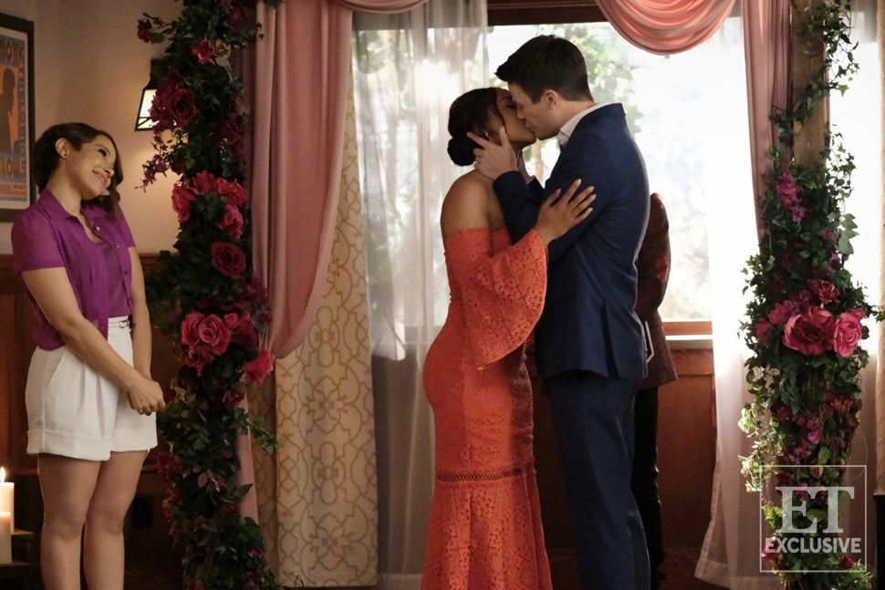 GrantGustinBRA's tweet photo. Finalmente vem aí! A ET liberou com exclusividade imagens de Barry e Iris renovando seus votos de casamento no episódio 7x18 "Heart of the Matter, Pt 2" de The Flash. https://t.co/9YAxwL8H18