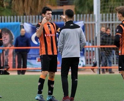 patacona_cf's tweet photo. ✍🏼✍🏼✍🏼 Nuestra defensa va cogiendo forma ! El cohete Luis Sancho promociona desde el juvenil y el capitán Ivan Torregrosa vuelve al club para que volvamos a disfrutar de sus goles de cabeza 🚀🚀

@GolsmediaCVal https://t.co/apILkSOmMW